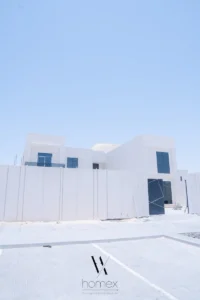 لقطة عامة للفيلا السكنية الحديثة بعد التنفيذ في أبوظبي