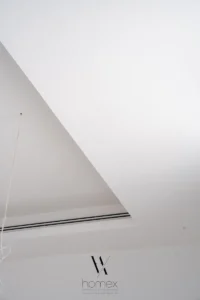 معالجة زاوية المبنى بكتل هندسية بسيطة في أبوظبي
