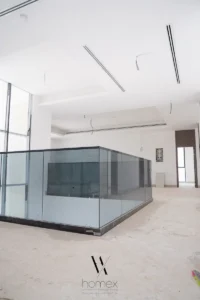 خصوصية المدخل والارتداد في فيلا معاصرة بأبوظبي