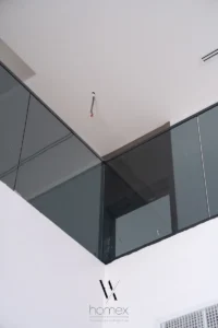 تشطيبات خارجية فاتحة وإطارات داكنة لفيلا من تصميم بيت الخبرة