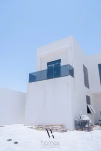 إضاءة ليلية لواجهة فيلا سكنية حديثة في أبوظبي