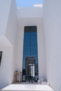 تفاصيل هندسية دقيقة على واجهة فيلا معاصرة