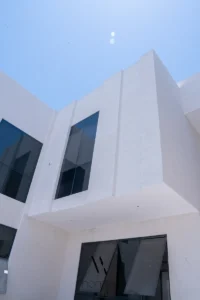 تباين الألمنيوم الداكن مع الجدران الفاتحة في الواجهة