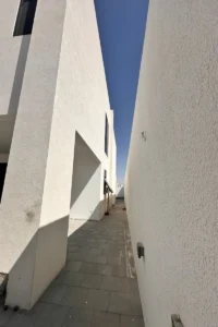 منظور جانبي يظهر الزجاج والدرابزين في الفيلا