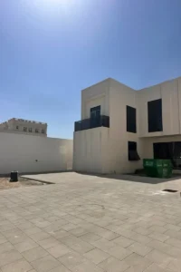 زاوية إضافية لواجهة الفيلا المعاصرة في أبوظبي